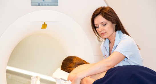 Assistentin bereitet Scan im MRT vor