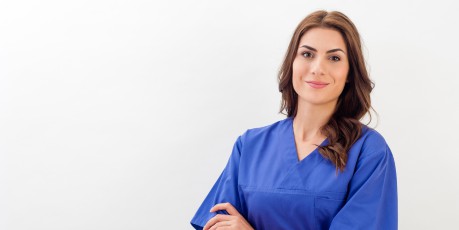 MFA verschränkt selbstbewusst die Arme