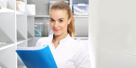 Junge MFA mit Unterlagen im Lager