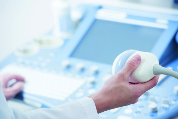 Arzt arbeitet mit Ultraschallgerät