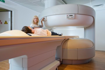MFA führt Scan in offenen MRT durch