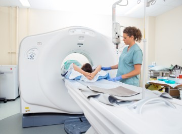 MFA hilft Patient bei MRT-Scan