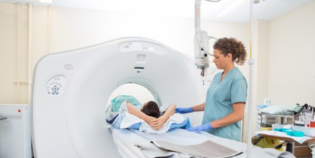 MFA hilft Patient bei MRT-Scan