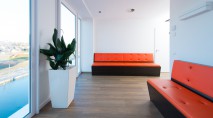Wartezimmer mit orangen Sofas